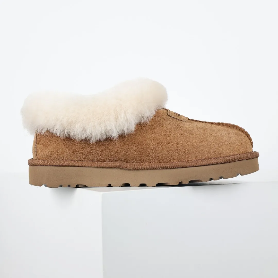 Pick up locally 💰520 The core recommendation is good price UGG Tazite slip-on lazy slippers series Maroon Xiaohongshu hot model Henan Longfeng leather production Sheepskin integrated top quality in the market 2-3 cm cashmere insole to keep warm in winter and suitable for home use UUG has launched a style series in the new year, which is partially geared towards the preferences of young consumers and has also moved to the forefront of fashion trends. Shoe body material Water-repellent coated suede upper 17mm UGGPURE™ implanted wool insole Lightweight non-slip comfortable rubber outsole With brand LOGO Trademark Comes with full packaging Size: 35 36 37 38 39 40